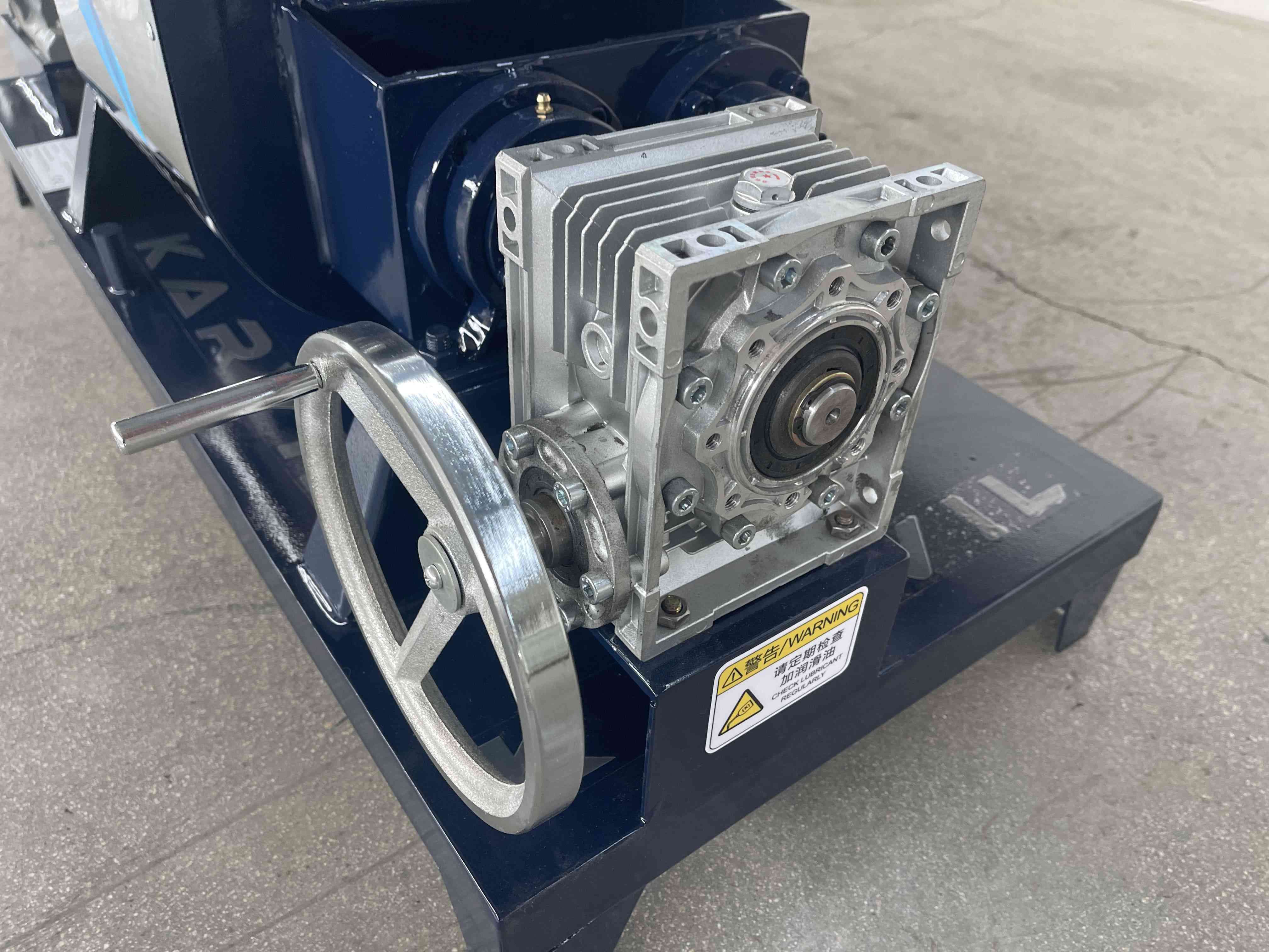 Electric-Heating-Vacuum-Kneader-with-Manual-Tilting (4)